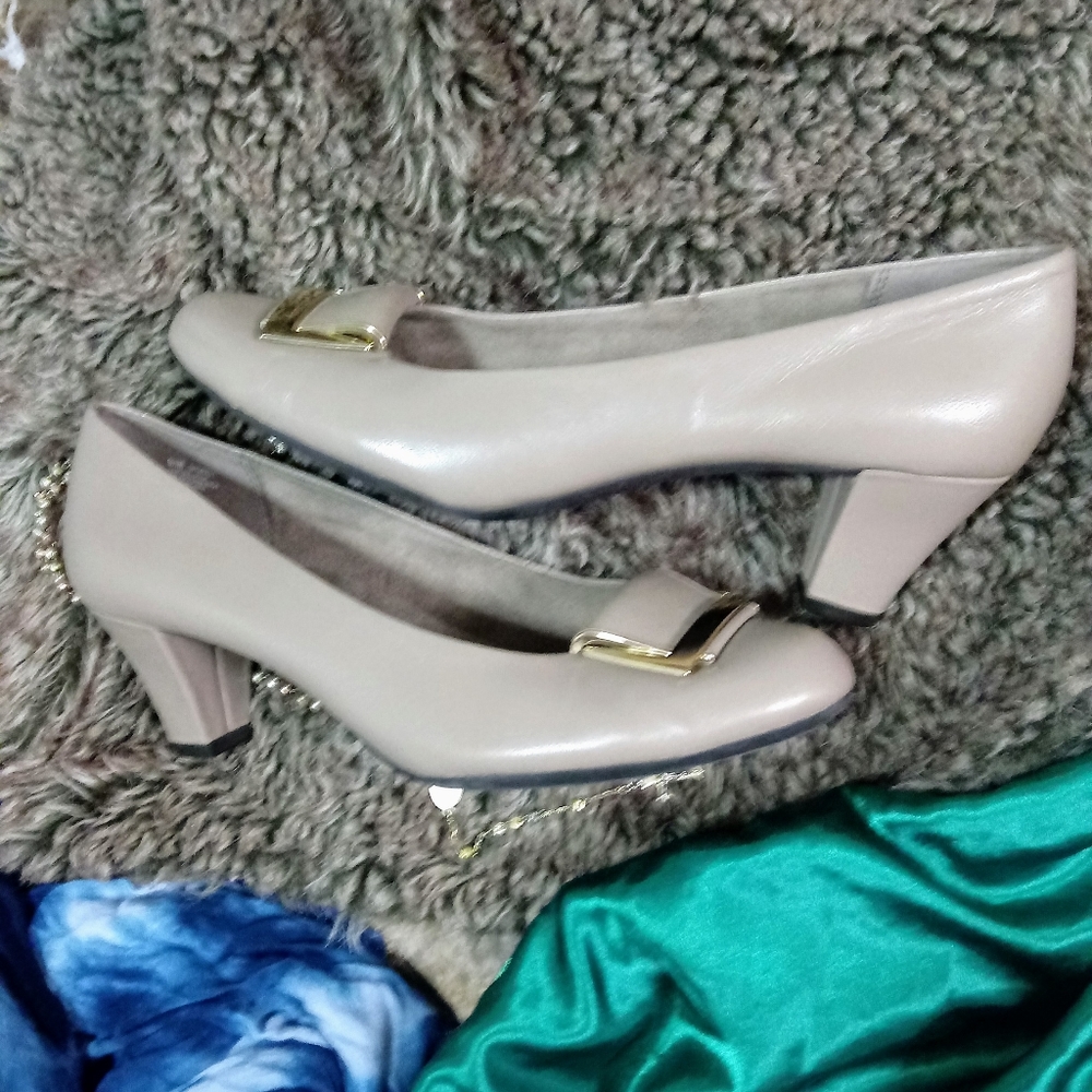 Aerosole heel rest comfort shoe